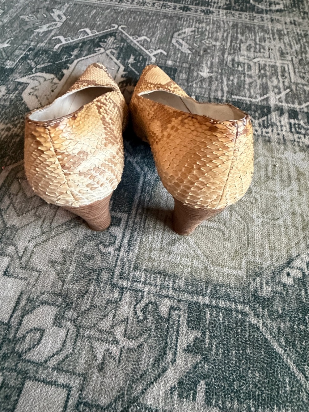 Stuart Weitzman women’s vintage pointy-toe pumps snakeskin-embossed size 7.5 - Picture 8 of 8